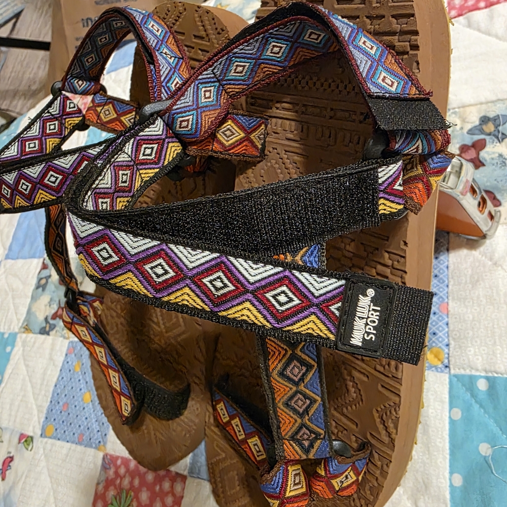 Multicolor Geometric Patterned Strap - Picture 4 of 5